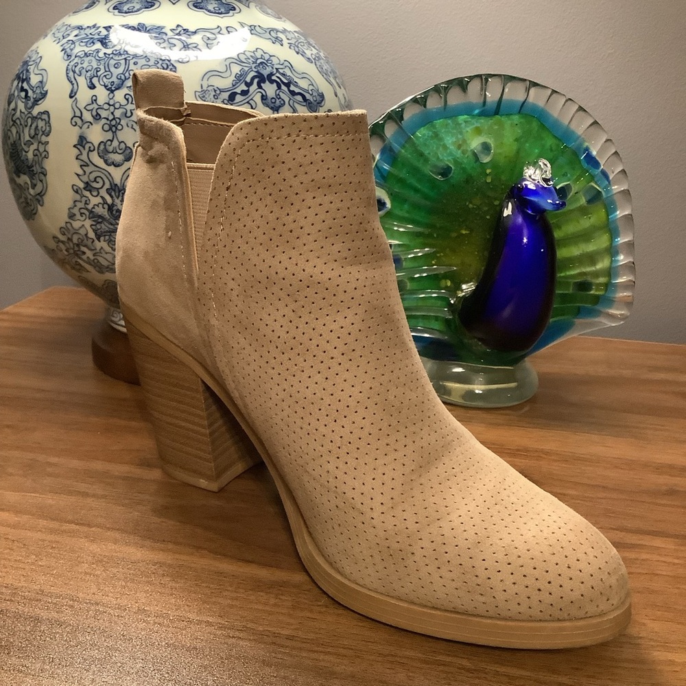 Universal Thread‎ Beige Ankle Booties - Picture 2 of 7